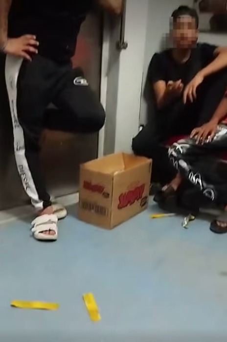 صور مقتطفة من مقطع الفيديو للباعة الجائلين بالمترو