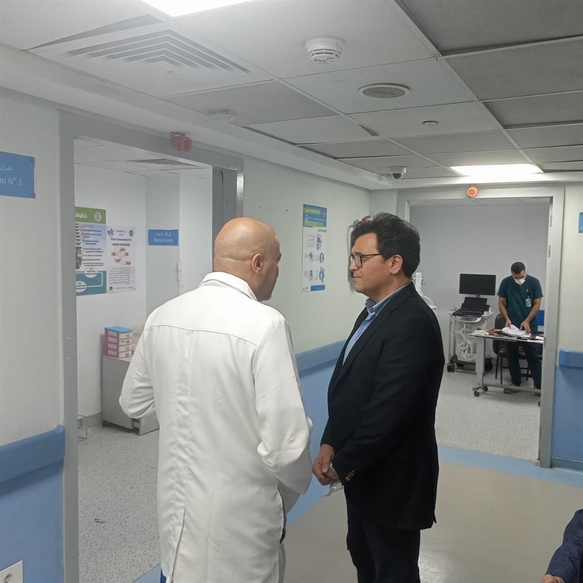 وزير الثقافة يزور الكاتب صنع الله إبراهيم بعد نقله إلى معهد ناصر