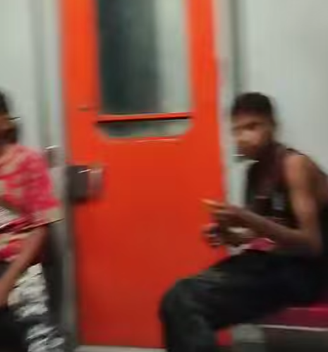 صور مقتطفة من مقطع الفيديو للباعة الجائلين بالمترو
