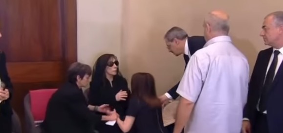 ماجدة الرومي تنهار باكية وتقبل يد فيروز في عزاء نجلها زياد الرحباني