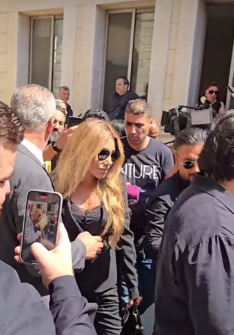 كارول سماحة ونجوى كرم وهيفاء وهبي يعزون فيروز في نجلها زياد الرحباني