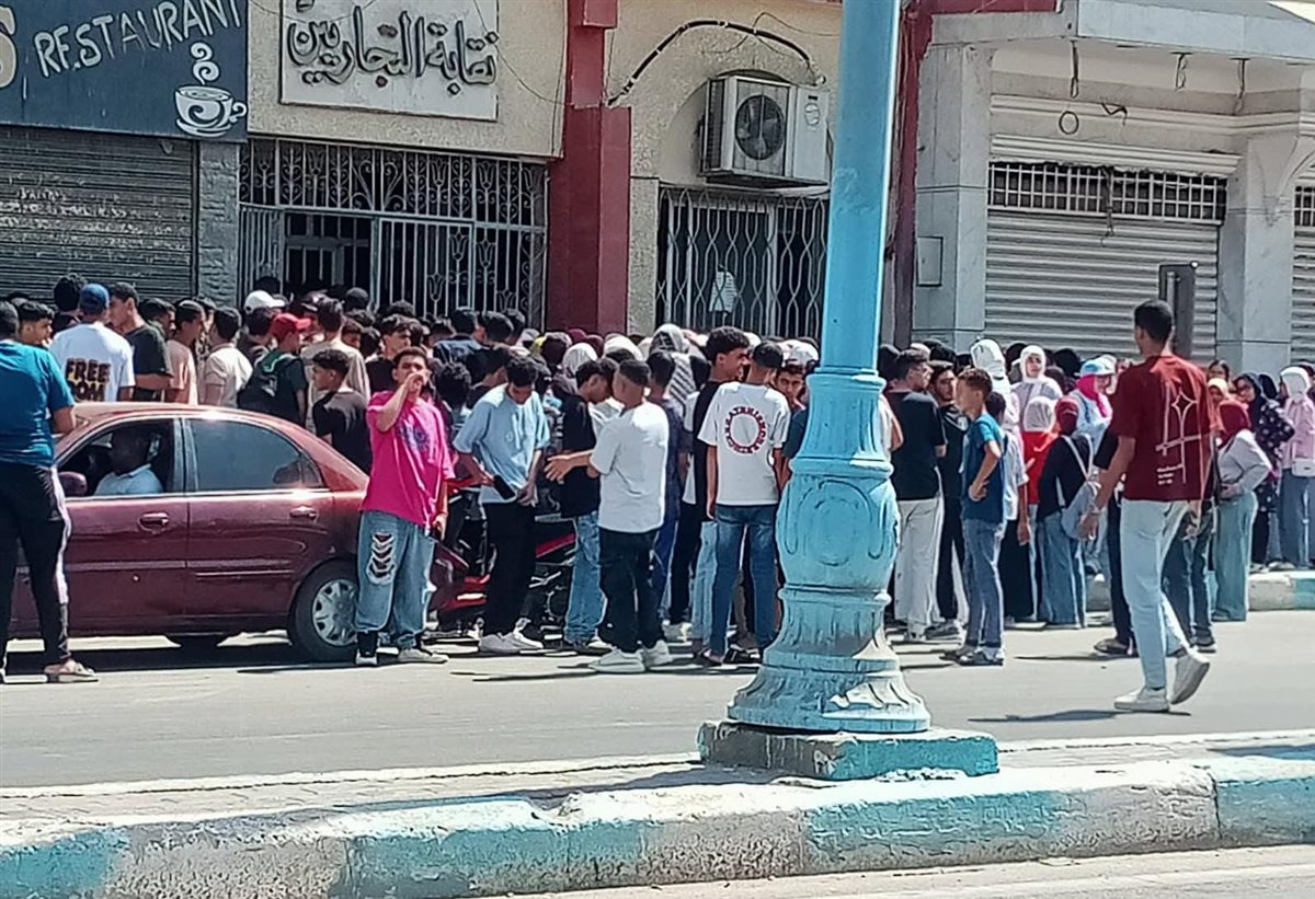 تجمع الطلاب بطريق الجلاء بالسويس