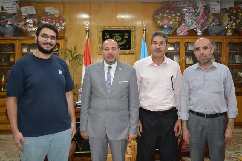 نائب رئيس جامعة الأزهر يهنئ الاتحاد المصري لطلاب الصيدلة بفوز صيدلة الأزهر بأسيوط باستضافة المؤتمر السنوي الثلاثين للاتحاد<br> 