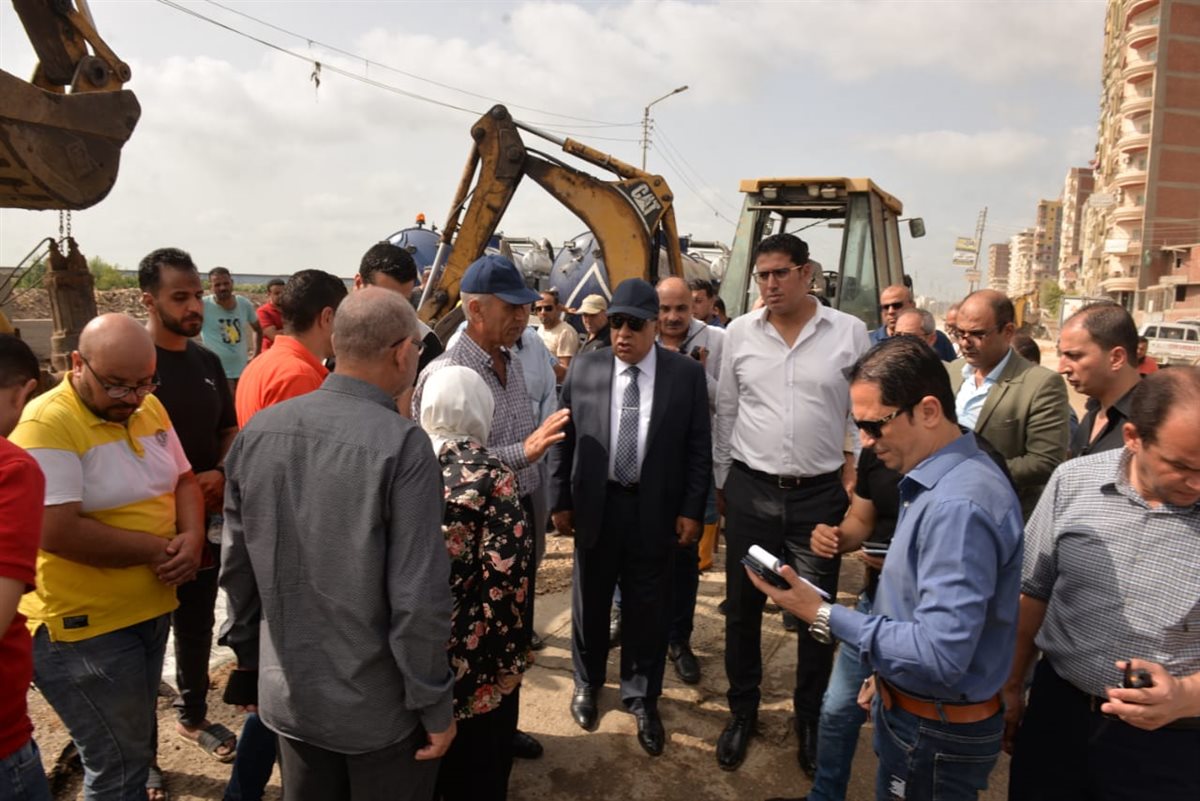 <strong> انفجار مفاجئ في خط مياه رئيسي بالمنصورة.. ومحافظ الدقهلية يتابع ميدانيًا ويوجه بإجراءات عاجلة لخدمة المواطنين</strong>