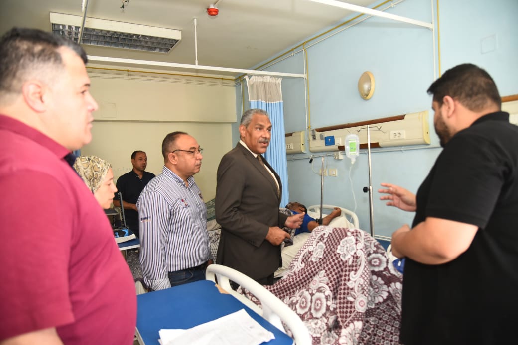 محافظ مطروح يوجه بتقديم أوجه الرعاية الطبية لمصابي حادث انقلاب اتوبيس ووفاة شخص وإصابة ٥٨ أخرين