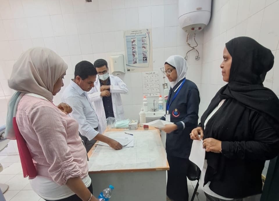 وكيل وزارة الصحة يتفقد القوافل الطبية