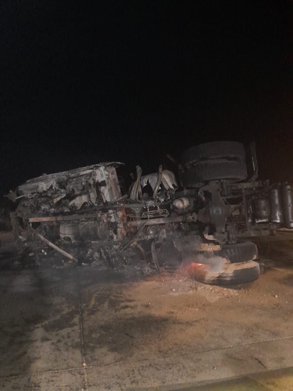 إعادة فتح طريق القاهرة - السويس بعد تفحم سيارة نقل وإصابة سائقها