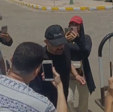 أبرزهم السقا وأشرف زكي.. نجوم الفن يشاركون في جنازة شقيق المخرج خالد