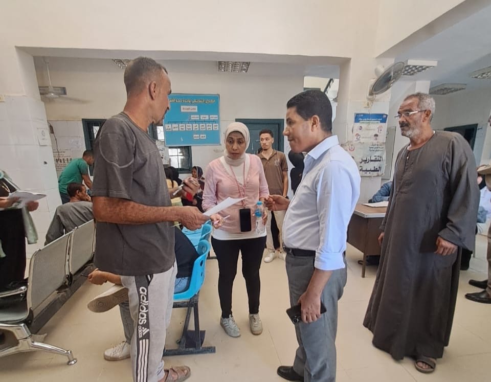 وكيل وزارة الصحة يتفقد القوافل الطبية
