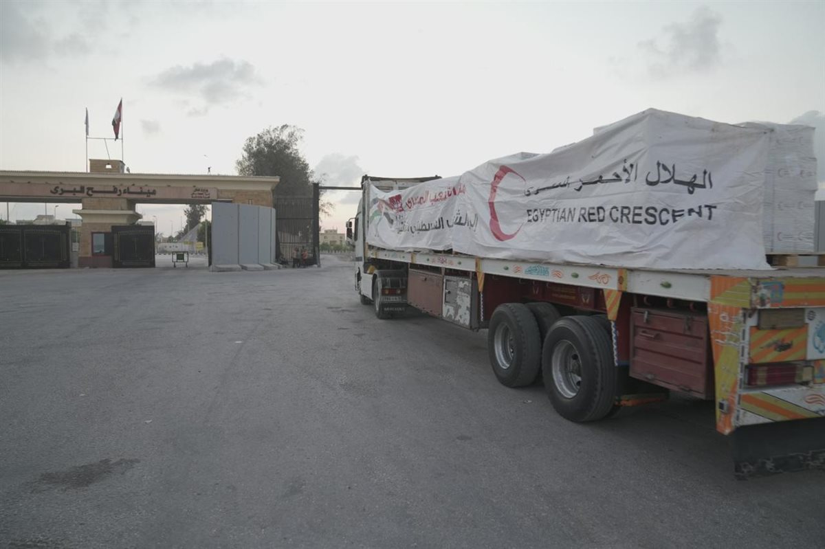 قوافل المساعدات الغذائية والطبية العاجلة إلى غزة
