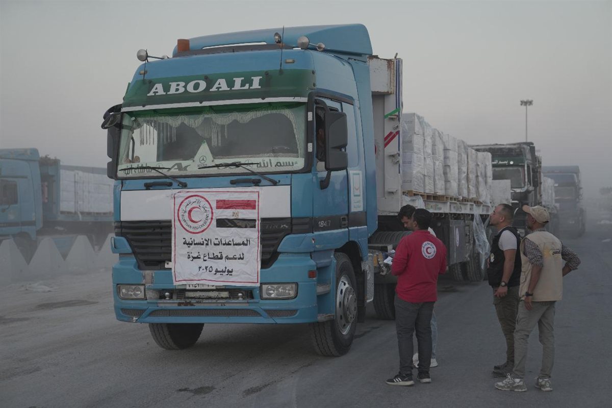 قوافل المساعدات الغذائية والطبية العاجلة إلى غزة