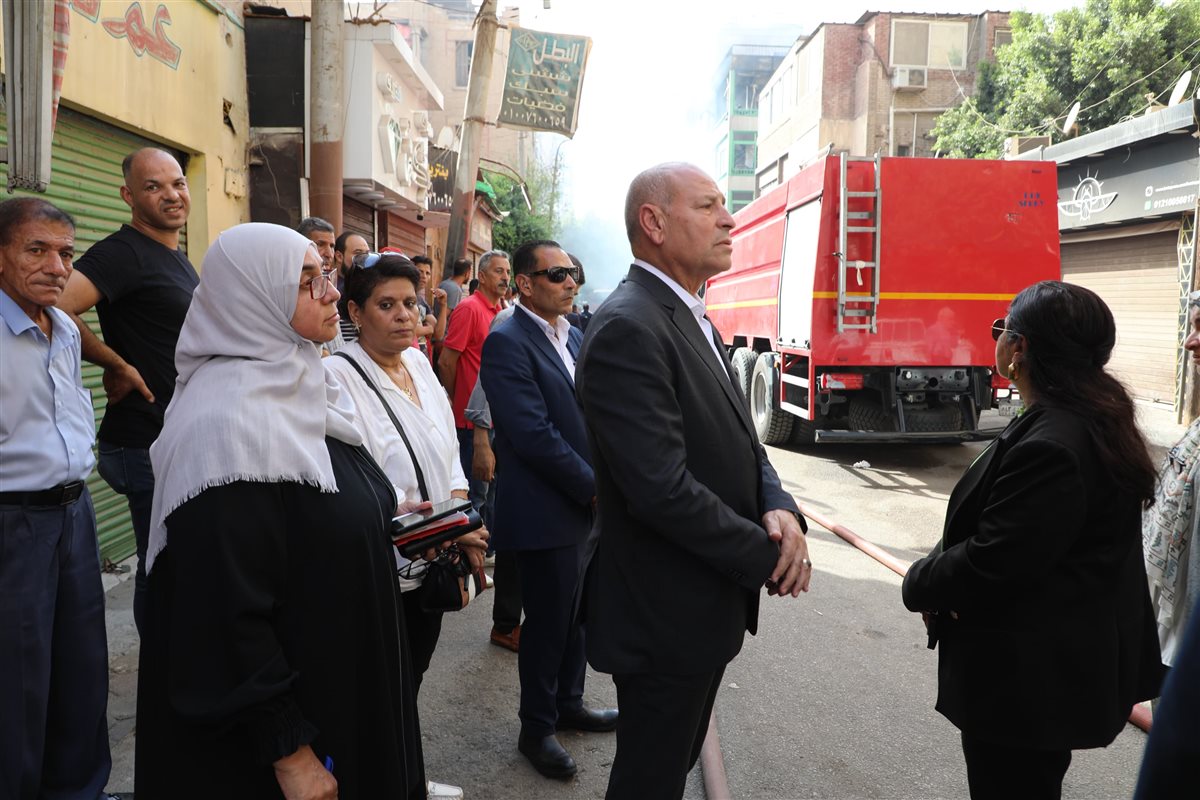 محافظ القاهرة يشرف على إطفاء حريق عقار شارع الدلتا