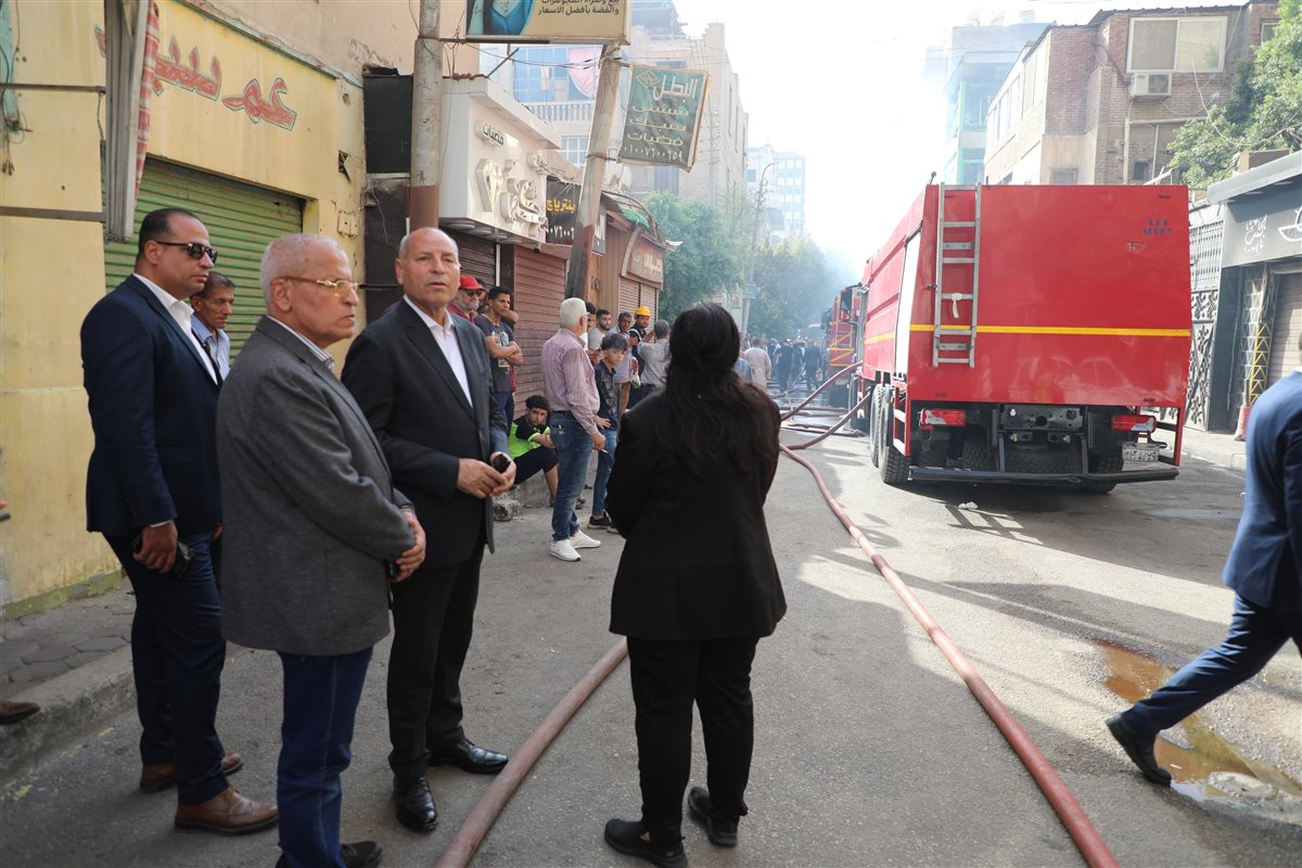 محافظ القاهرة يشرف على إطفاء حريق عقار شارع الدلتا