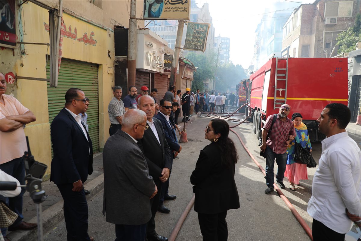 محافظ القاهرة يشرف على إطفاء حريق عقار شارع الدلتا