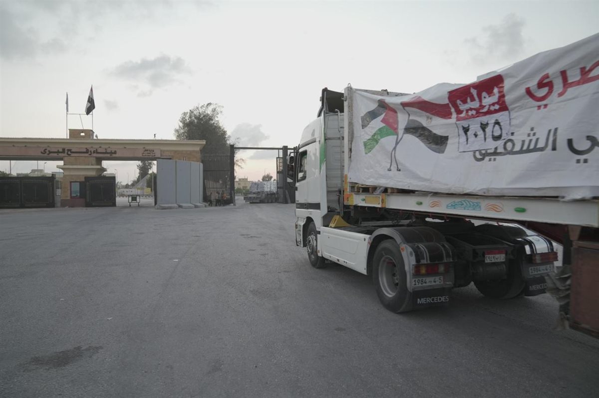 قوافل المساعدات الغذائية والطبية العاجلة إلى غزة