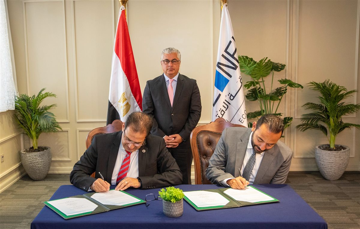 جانب من توقيع العقود