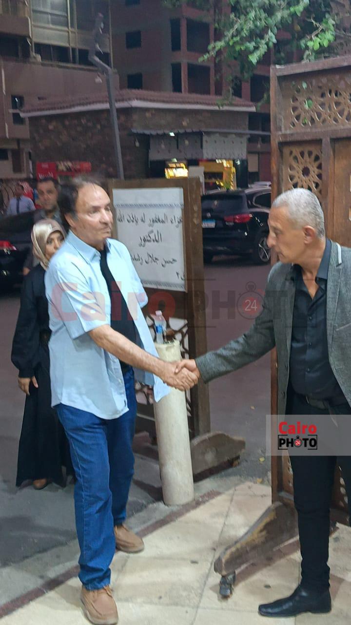 إدوارد وحمدي الوزير يقدمان واجب العزاء في شقيق المخرج خالد جلال بمسجد الحامدية الشاذلية