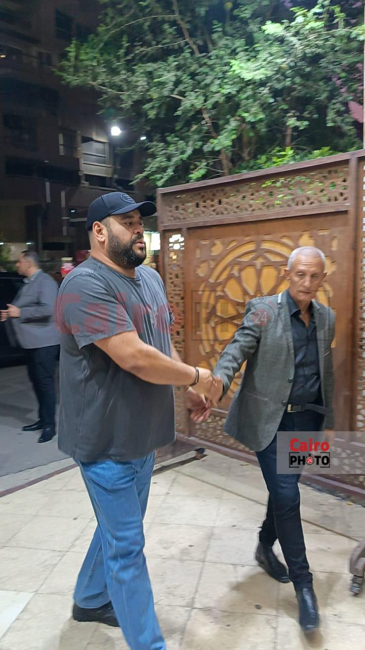 نجوم الفن يقدمون واجب العزاء في شقيق المخرج خالد جلال بمسجد الحامدية الشاذلية
