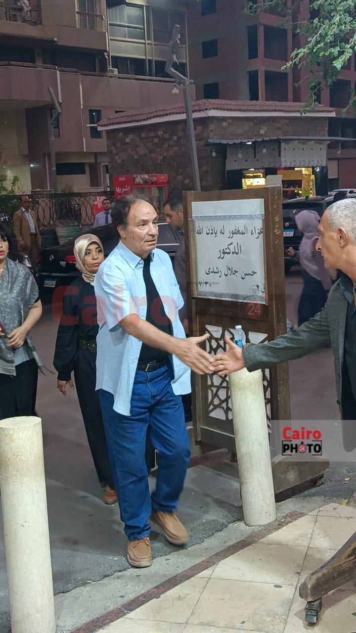 نجوم الفن يقدمون واجب العزاء في شقيق المخرج خالد جلال
