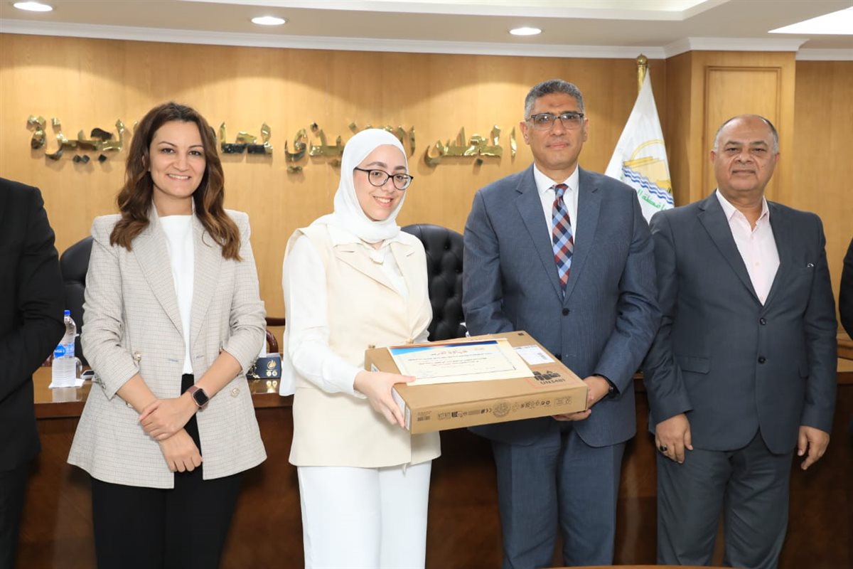 محافظ الجيزة يكرم أوائل الثانوية العامة والدبلومات الفنية