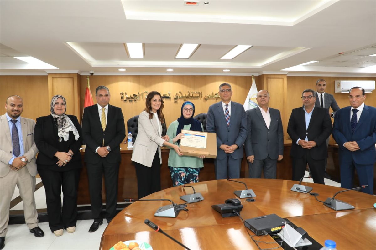 محافظ الجيزة يكرم أوائل الثانوية العامة والدبلومات الفنية