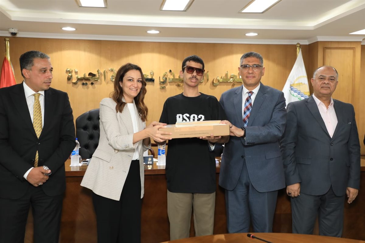 محافظ الجيزة يكرم أوائل الثانوية العامة والدبلومات الفنية