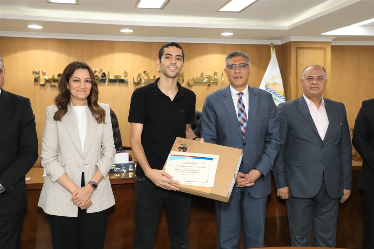 محافظ الجيزة يكرم أوائل الثانوية العامة والدبلومات الفنية