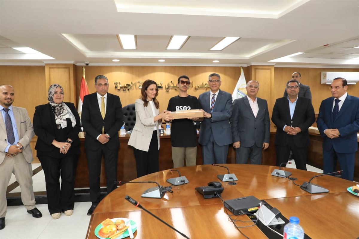 محافظ الجيزة يكرم أوائل الثانوية العامة والدبلومات الفنية
