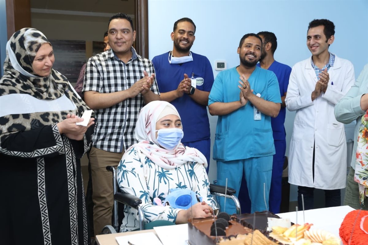 بتورتة طفلة من متحدى السرطان تحتفل بعيد ميلادها