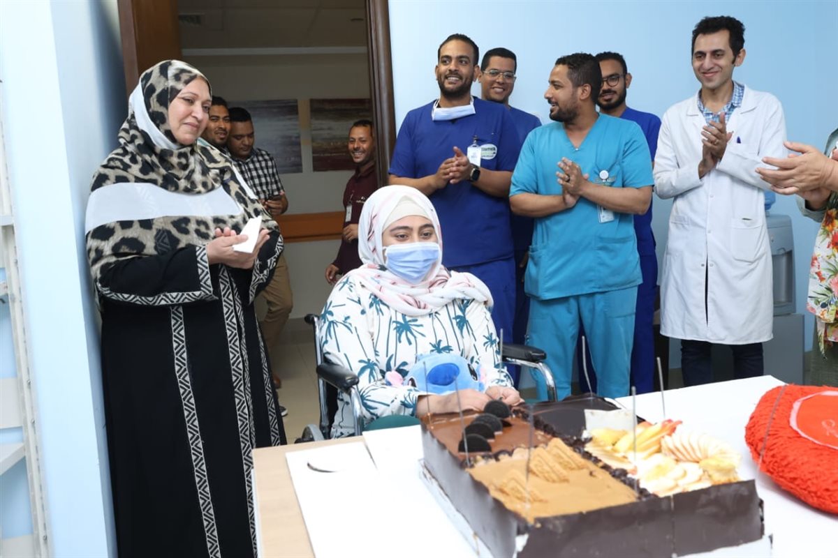 بتورتة طفلة من متحدى السرطان تحتفل بعيد ميلادها