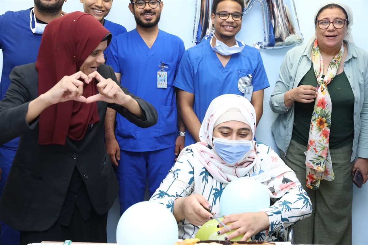 بتورتة طفلة من متحدى السرطان تحتفل بعيد ميلادها