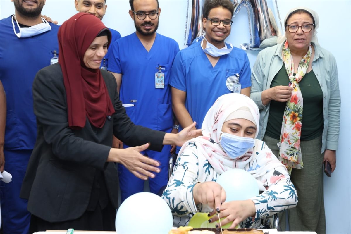 بتورتة طفلة من متحدى السرطان تحتفل بعيد ميلادها