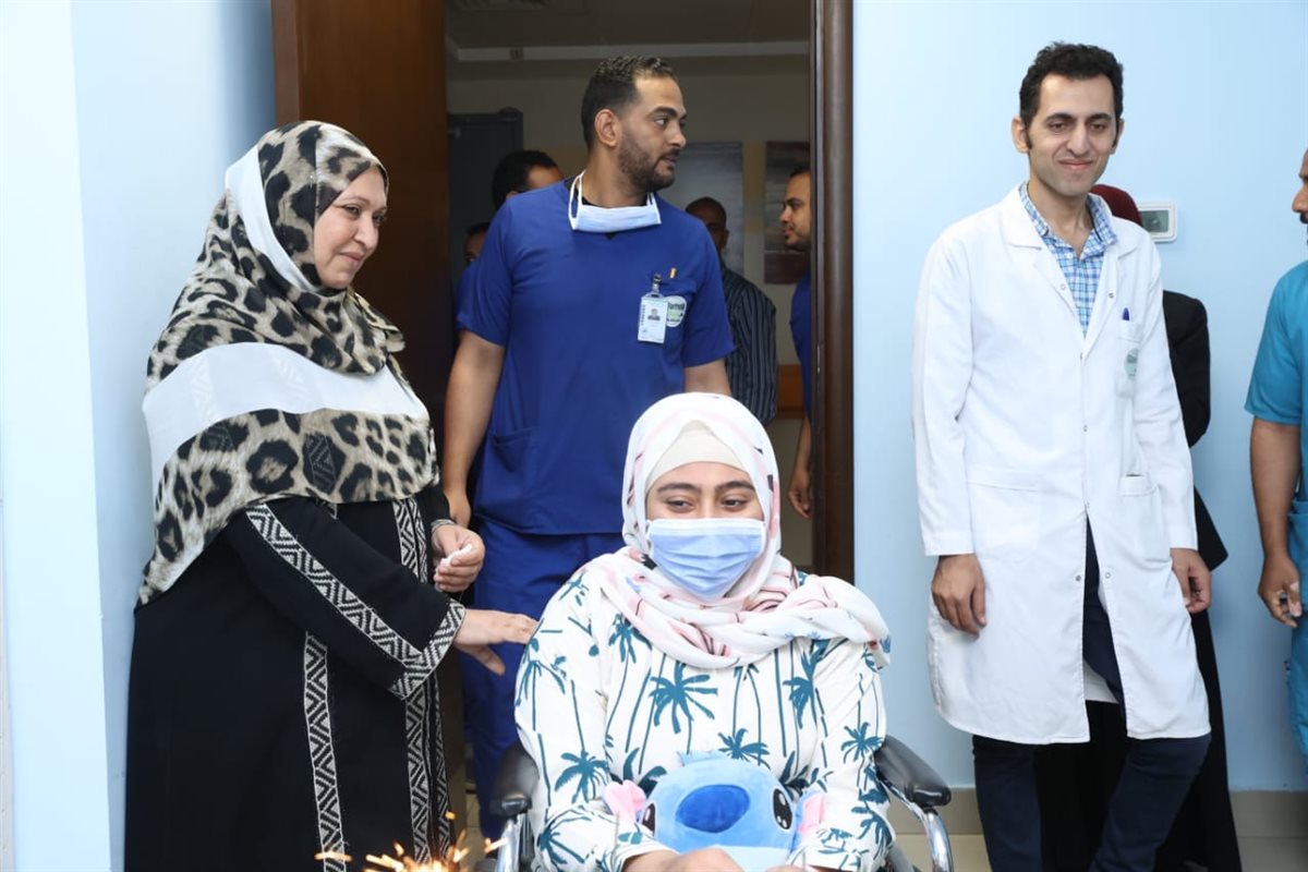 بتورتة طفلة من متحدى السرطان تحتفل بعيد ميلادها