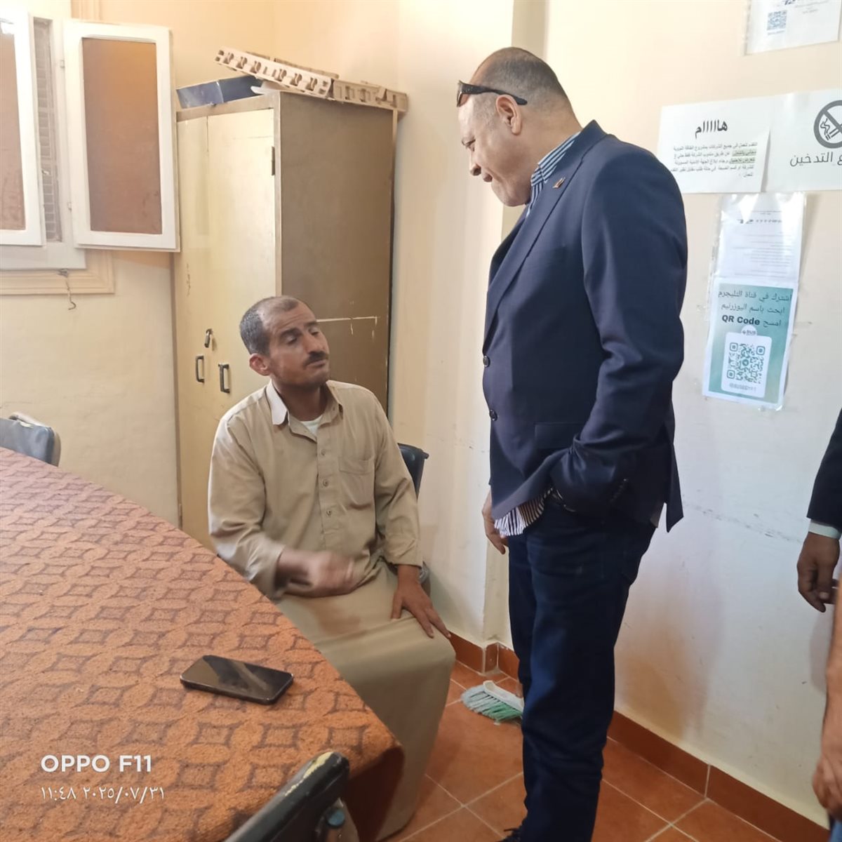 وزير العمل خلال زيارته المفاجئة