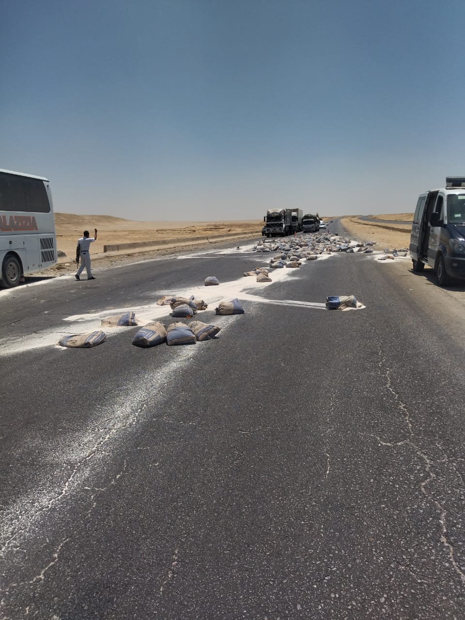 <strong>حادث تصادم سيارة نقل مع أوتوبيس بالمنيا</strong>