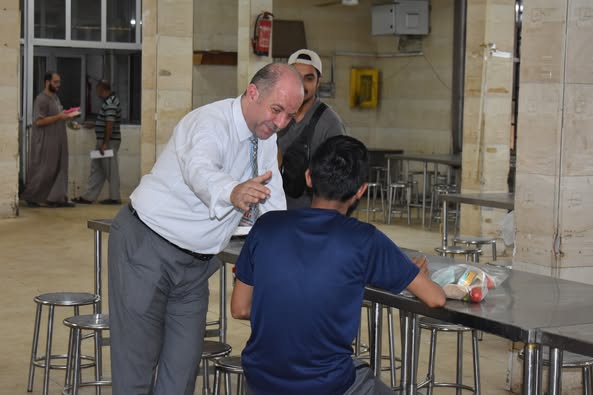 تماشيا مع توجيهات الإمام الأكبر.. رئيس<strong> البعوث الإسلامية يتفقد وجبات الطعام المقدمة للطلاب الوافدين للتأكد من الاشتراطات </strong>