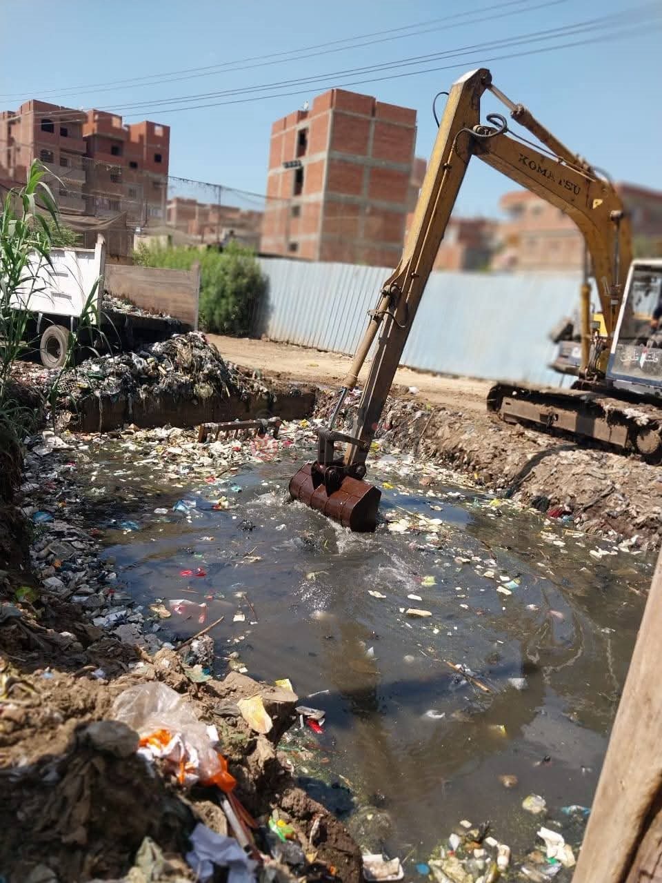 تطهير ترعة كفر أبشيش بالمنوفية من المخلفات والقمامة