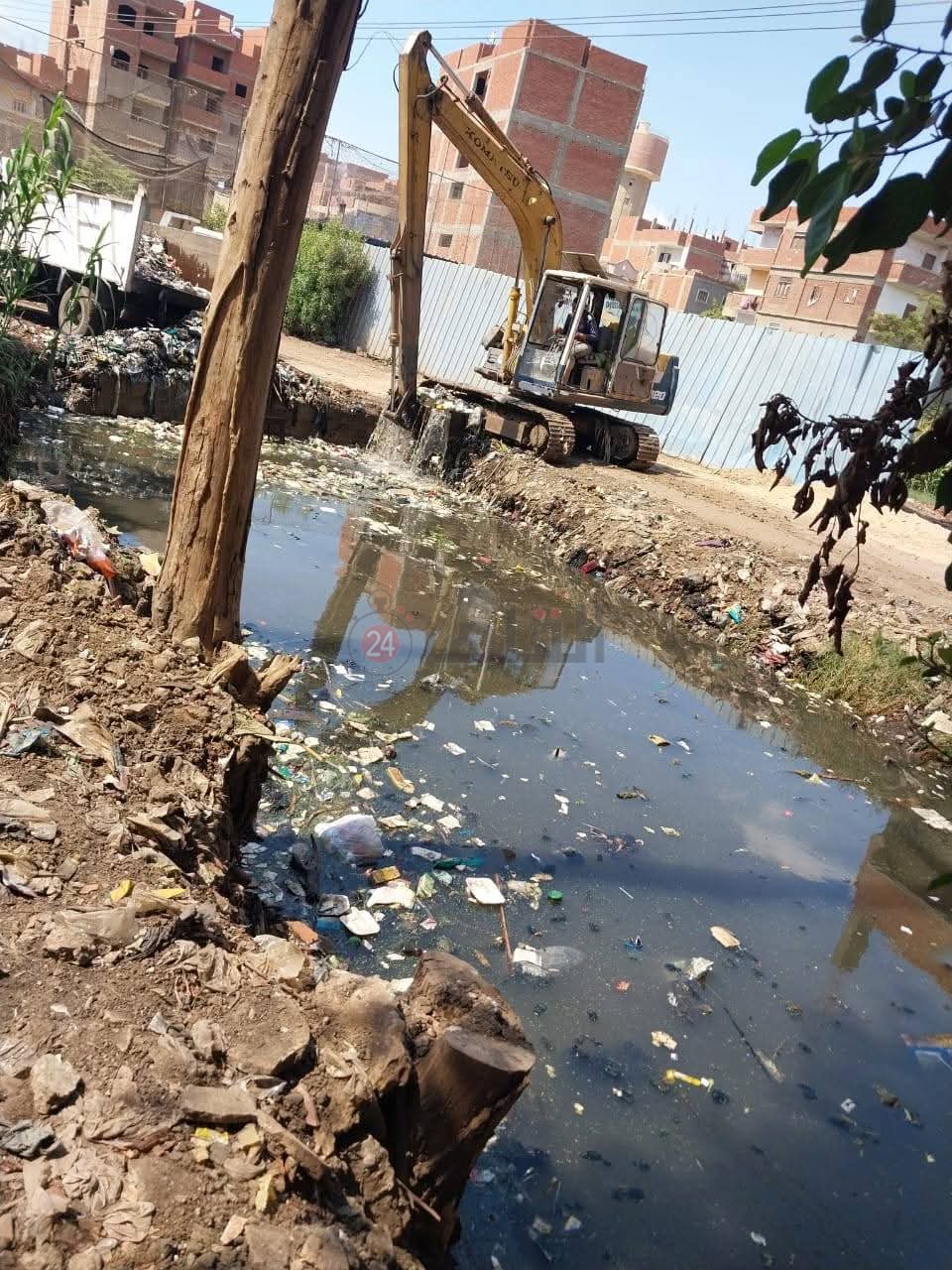 تطهير ترعة كفر أبشيش بالمنوفية من المخلفات والقمامة
