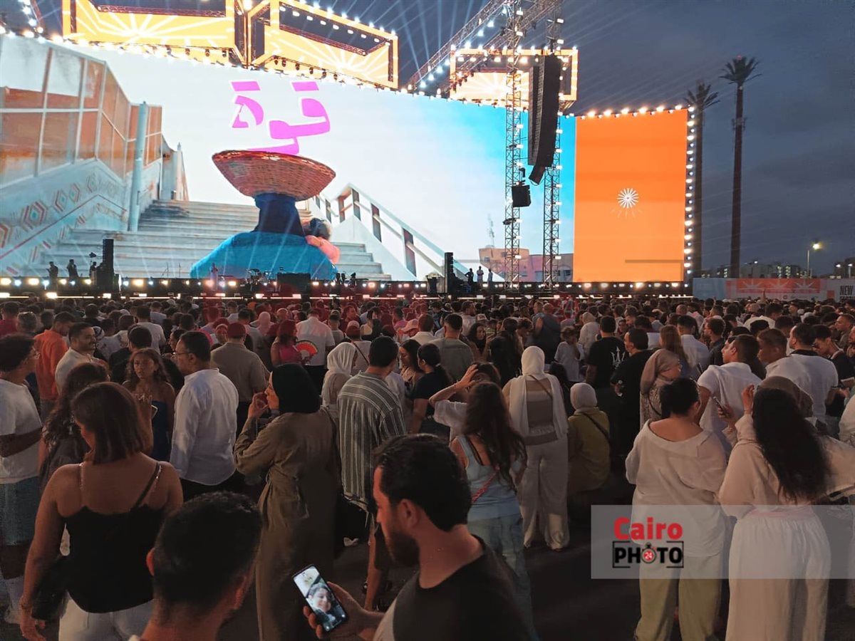 توافد الجمهور على حفل عمرو دياب بمهرجان العلمين الجديدة