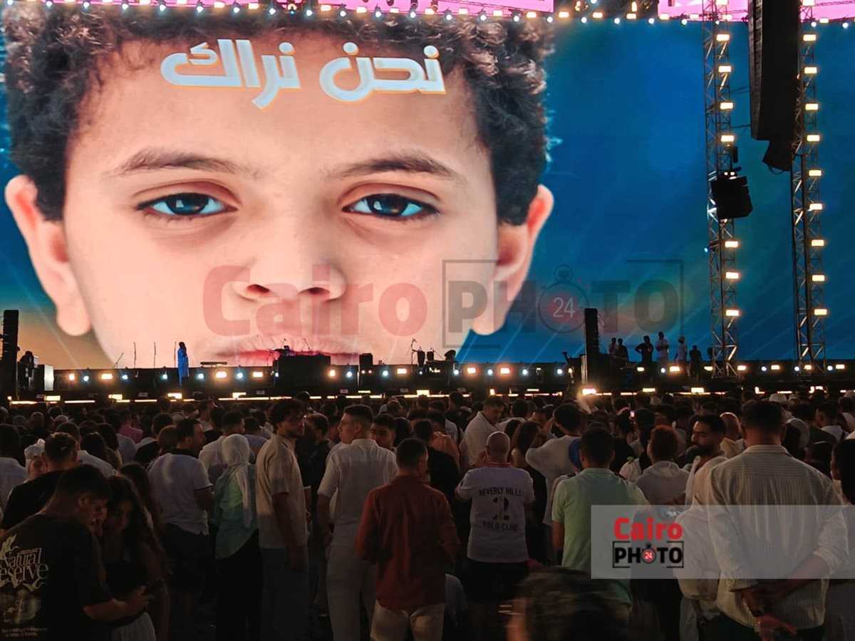 توافد الجمهور على حفل عمرو دياب بمهرجان العلمين الجديدة