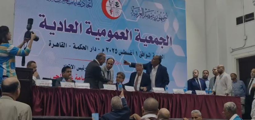 <strong>اشتباك بين نقيب البيطريين والأسنان</strong>