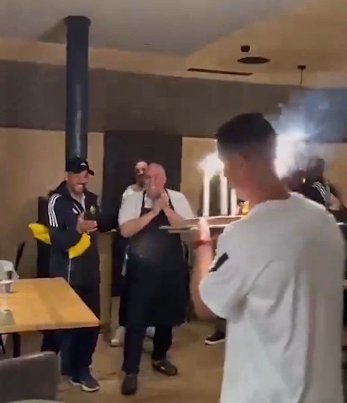 <strong>مفاجأة من كريستيانو رونالدو تُبكي شيف نادي النصر</strong>