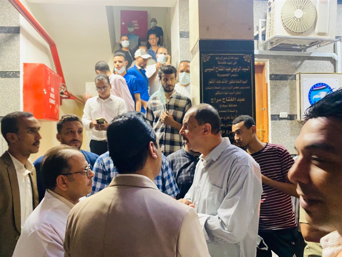 محافظ سوهاج يتفد مصابي حريق مطعم الشبان