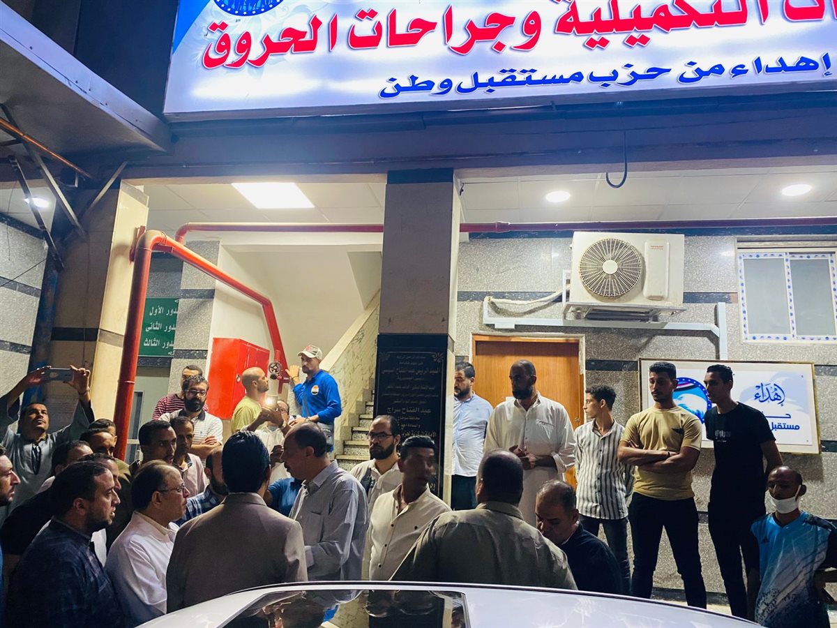 محافظ سوهاج يتفد مصابي حريق مطعم الشبان