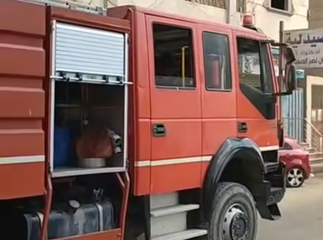 سيارات الإطفاء أثناء السيطرة على حريق اندلع بوحدة سكنية