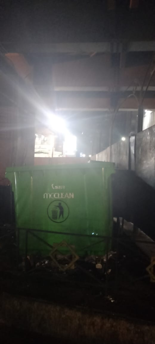 <strong> تراكم القمامة أمام منزل مسؤول كبير</strong>