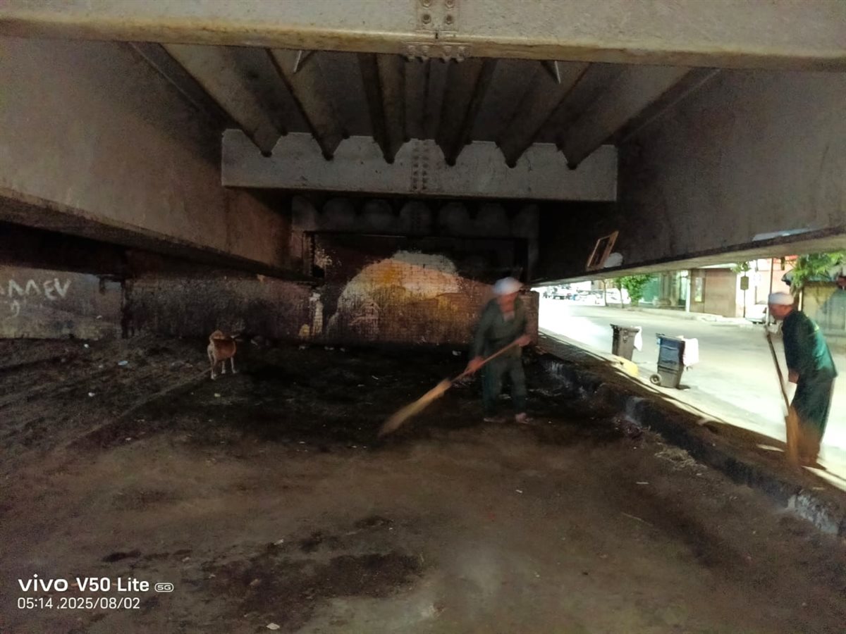 <strong> تراكم القمامة أمام منزل مسؤول كبير</strong>