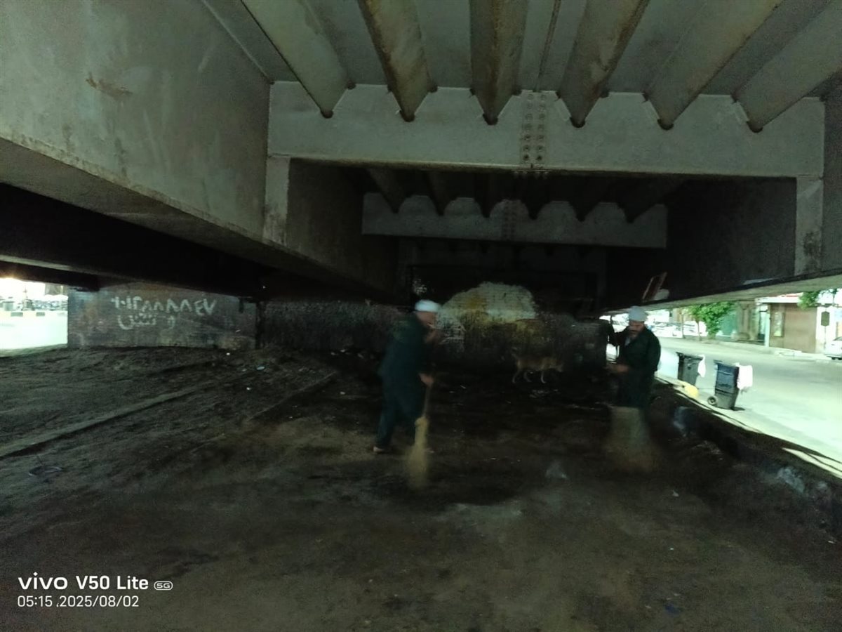 <strong> تراكم القمامة أمام منزل مسؤول كبير</strong>