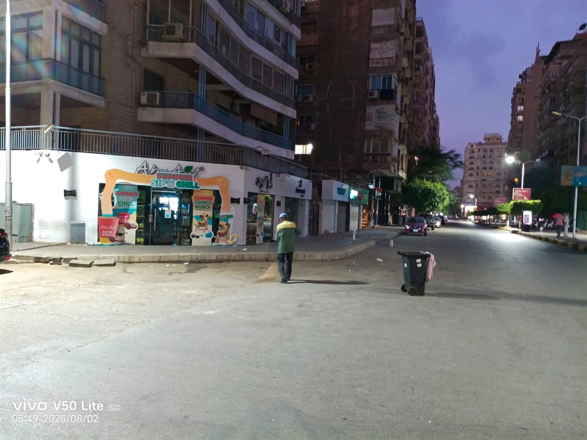 <strong> تراكم القمامة أمام منزل مسؤول كبير</strong>