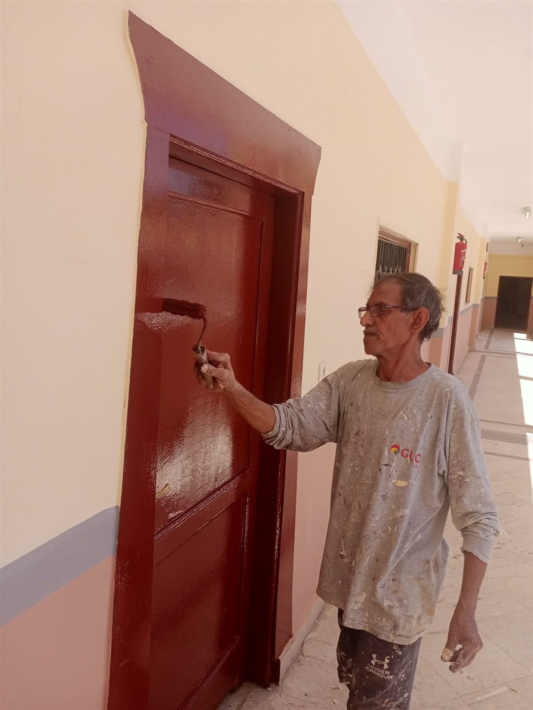 معلم محال للمعاش يقوم بطلاء مدرستة القديمة بيدية